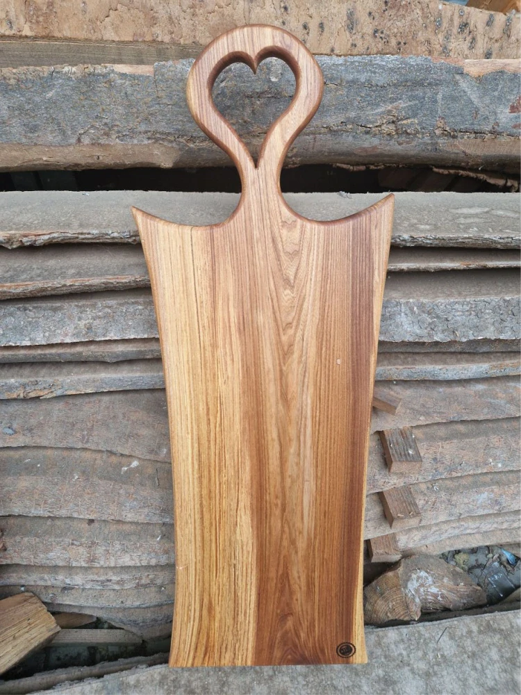 Velké servírovací prkénko z jilmu – srdce, 85 × 30 cm