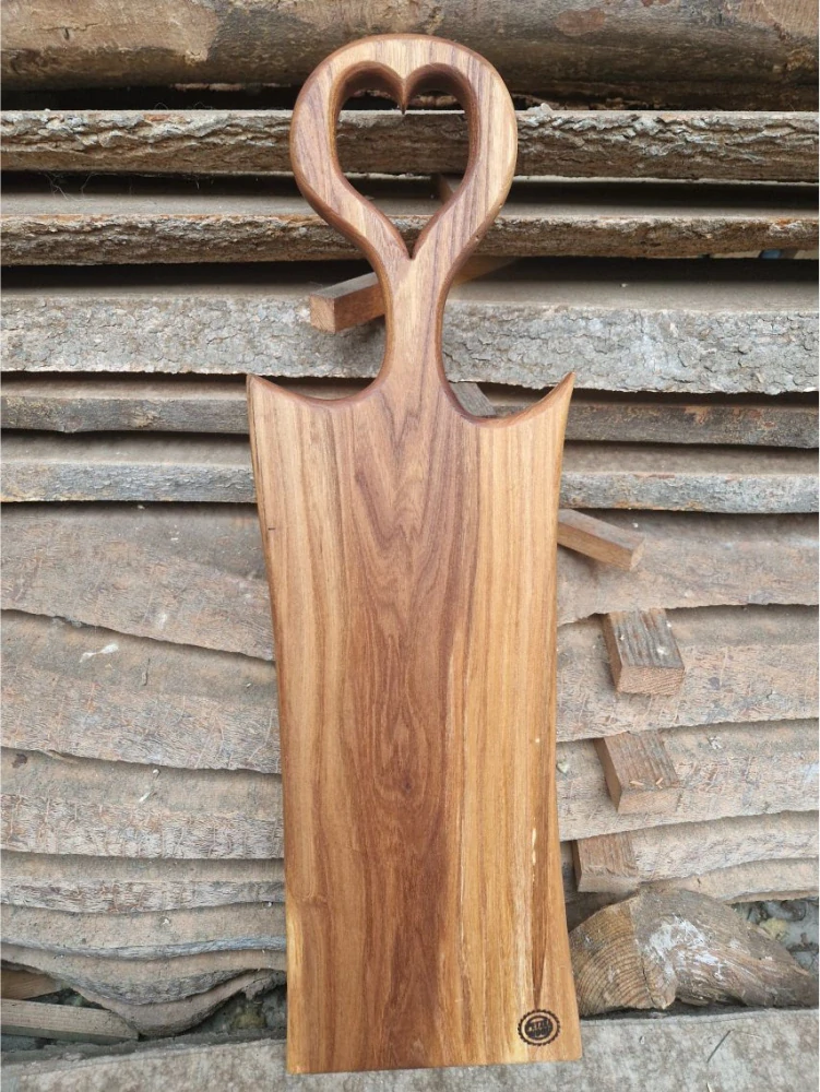Servírovací prkénko z jilmu – srdce, 65 × 18 cm