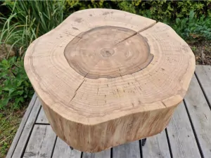 Dřevěný stolek z ořešáku 2