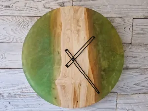 Nástěnné dřevěné hodiny se zeleným epoxidem