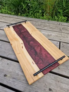 Dřevěný podnos s epoxidem v odstínu bordó