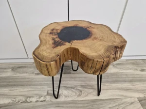 Atypický stolek z akátu a epoxidu