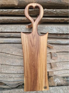 Servírovací prkénko z jilmu – srdce, 65 × 18 cm