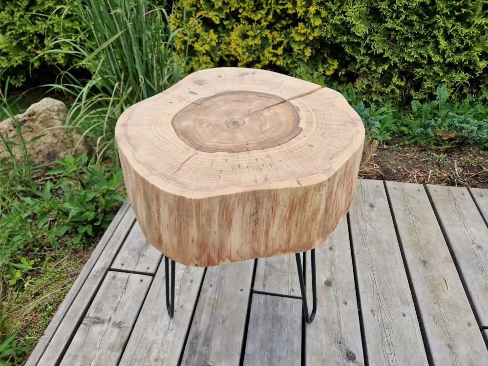 Dřevěný stolek z ořešáku 2