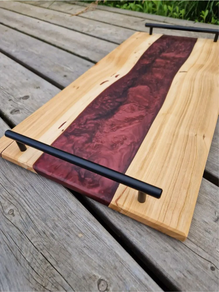 Dřevěný podnos s epoxidem v odstínu bordó