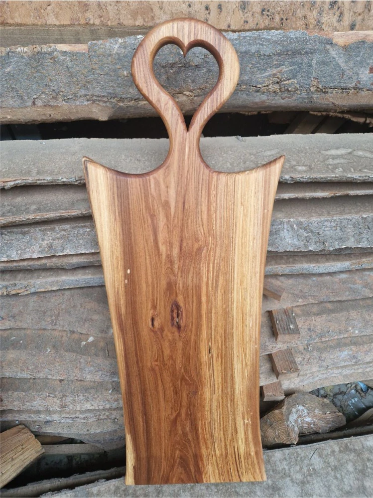 Velké servírovací prkénko z jilmu – srdce, 85 × 30 cm