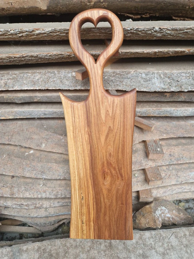 Servírovací prkénko z jilmu – srdce, 65 × 18 cm