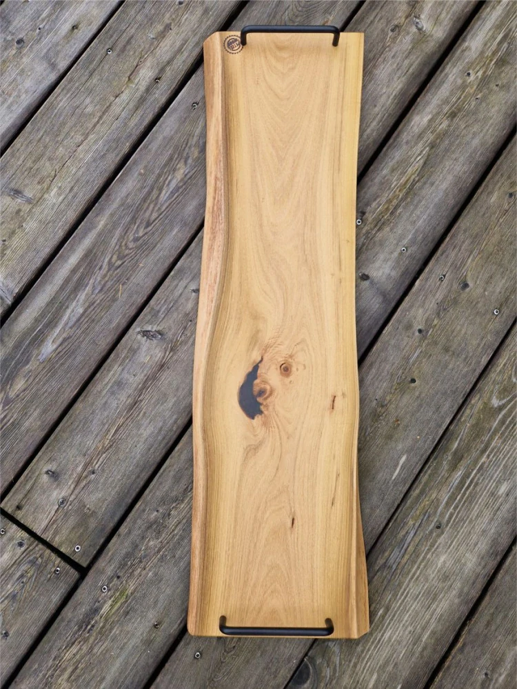 Akátový servírovací podnos s kovovými madly