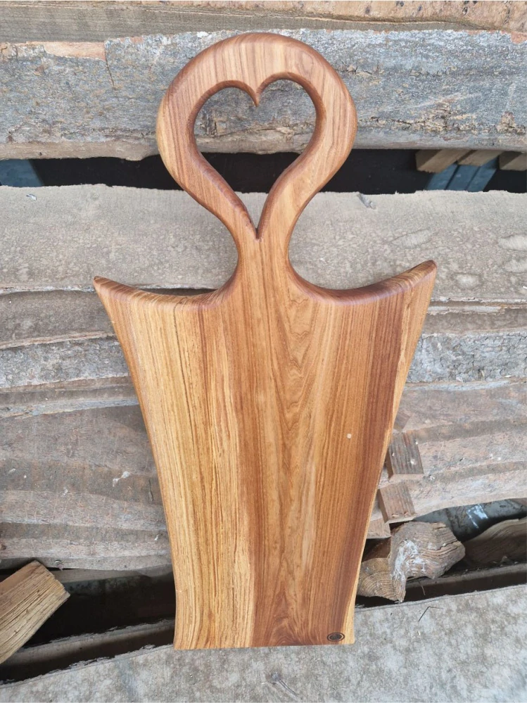 Velké servírovací prkénko z jilmu – srdce, 85 × 30 cm