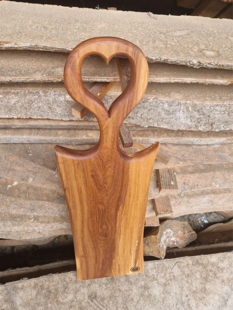 Servírovací prkénko z jilmu – srdce, 65 × 18 cm