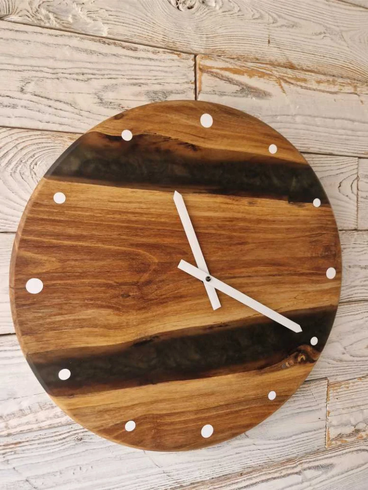 Dřevěné nástěnné hodiny z ořechu a epoxidu - průměr 40cm