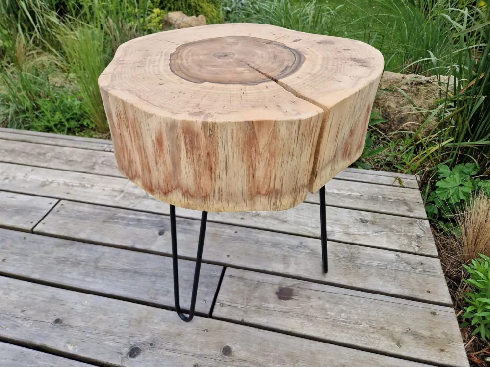 Dřevěný stolek z ořešáku 2