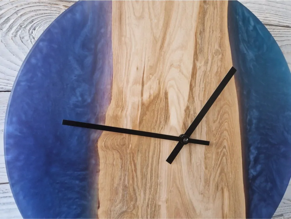 Nástěnné dřevěné hodiny z epoxidem