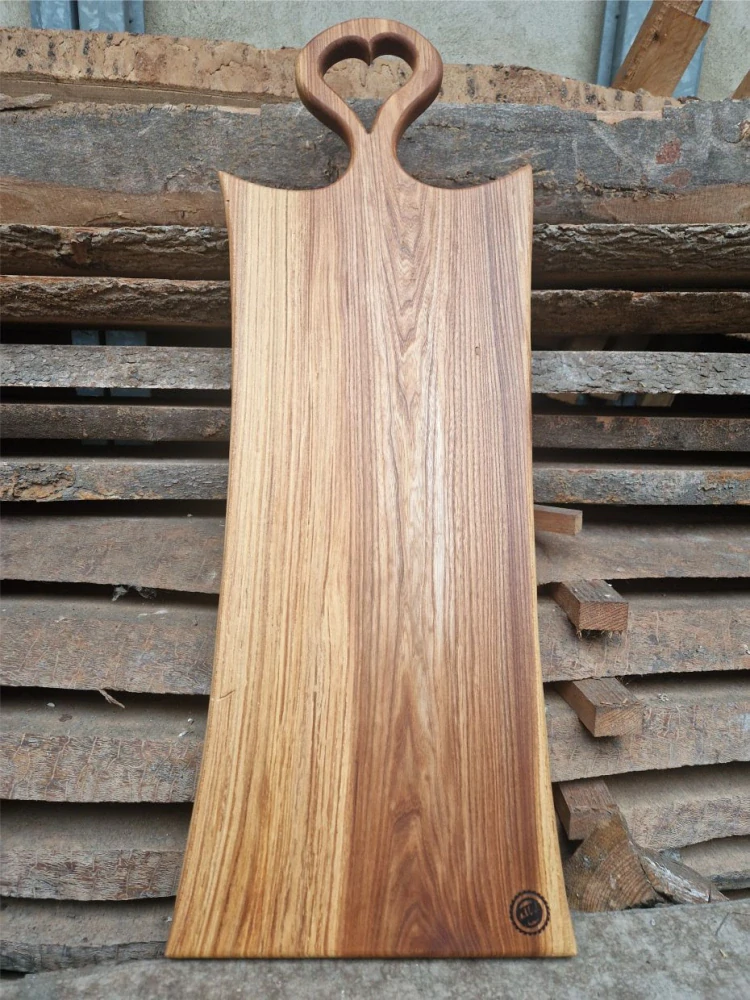Velké servírovací prkénko z jilmu – srdce, 85 × 30 cm