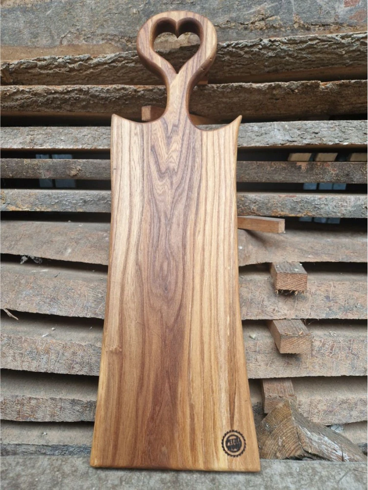 Servírovací prkénko z jilmu – srdce, 65 × 18 cm