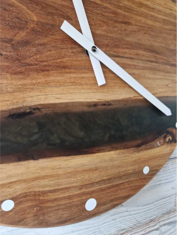 Dřevěné nástěnné hodiny z ořechu a epoxidu - průměr 40cm