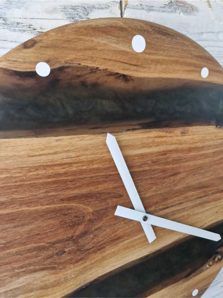 Dřevěné nástěnné hodiny z ořechu a epoxidu - průměr 40cm