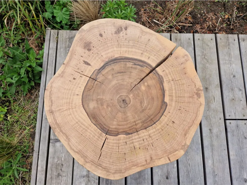 Dřevěný stolek z ořešáku 2